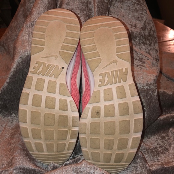 Nike athletic shoes - Picture 5 of 8